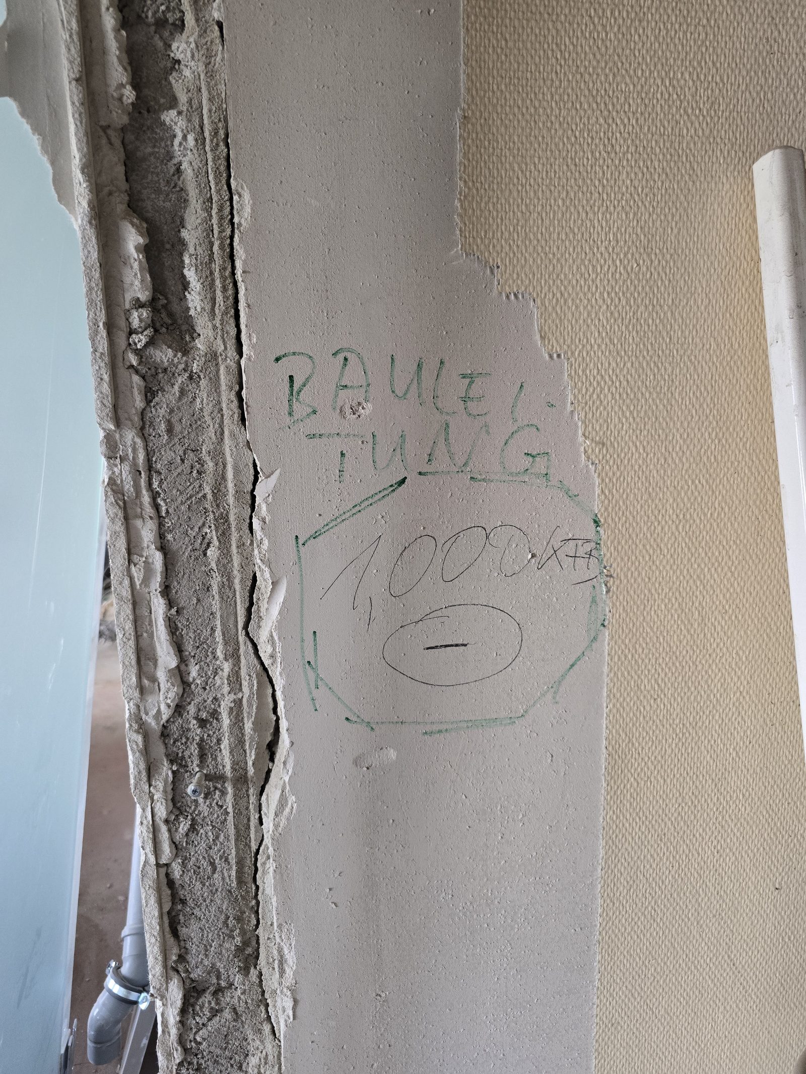 Handschriftliche Markierung der Bauleitung auf einer Wand