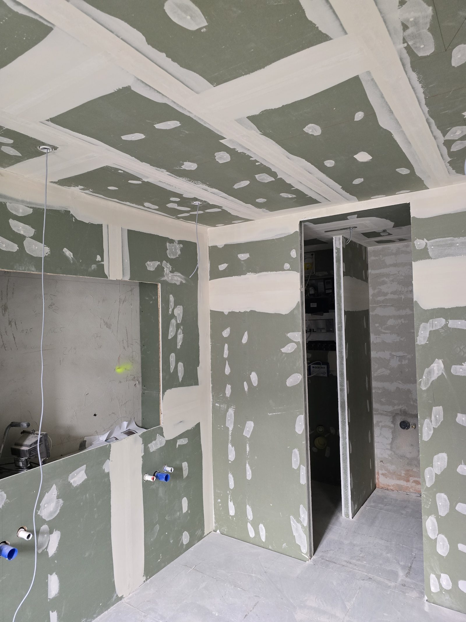 Badezimmer im Trockenbau mit grünen Feuchtraumplatten und Installationen