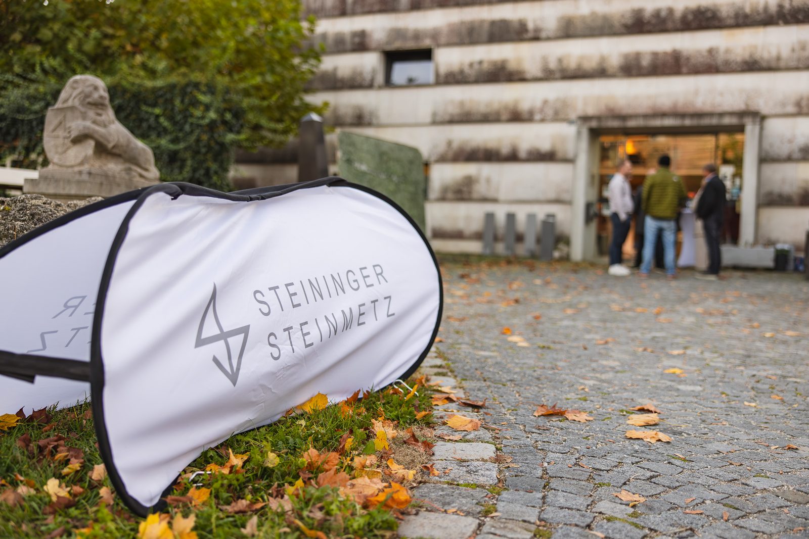 Eingang zu Steininger Steinmetz am Abend der Buchpräsentation