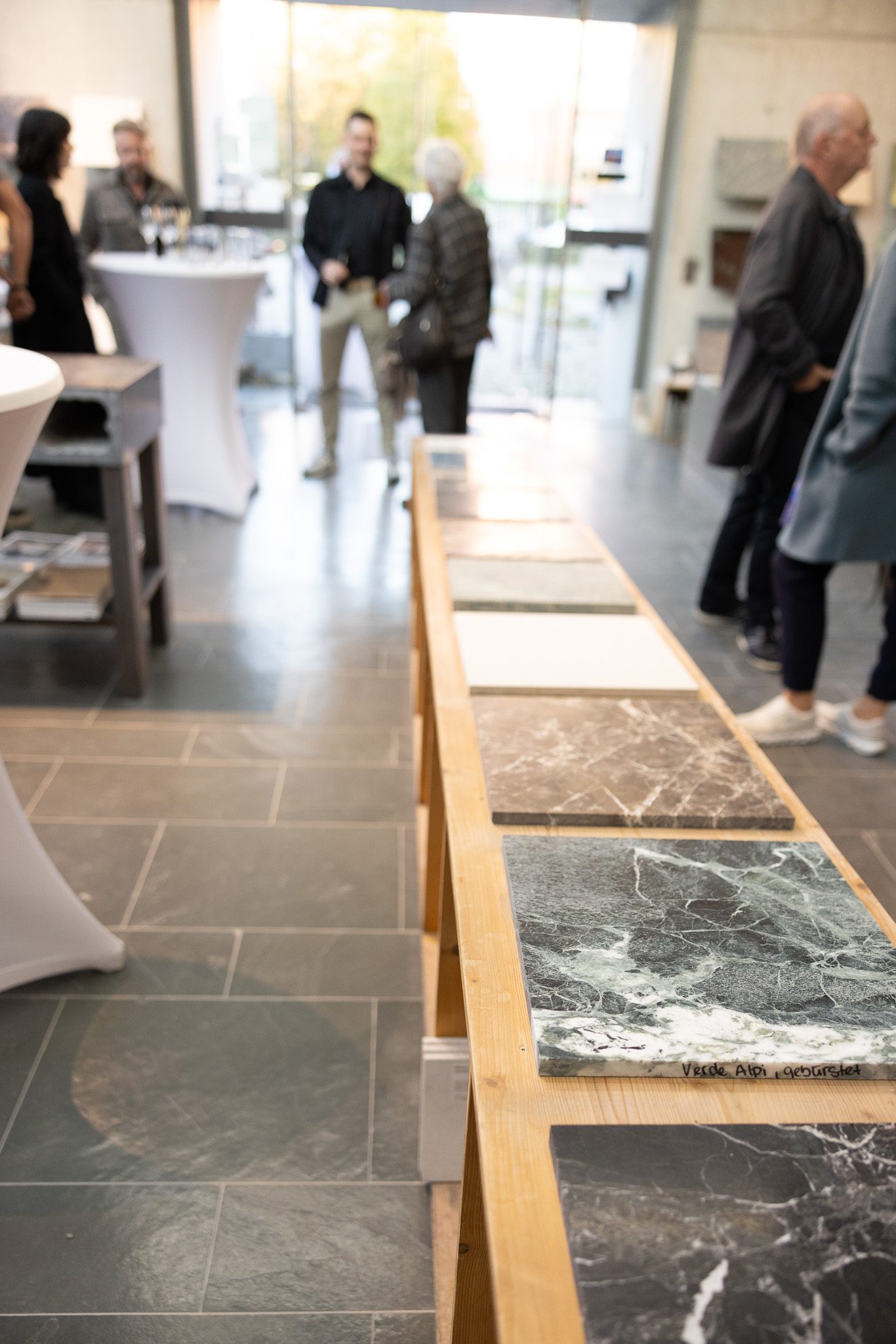 Natursteinplatten in der Ausstellung von Steininger Steinmetz