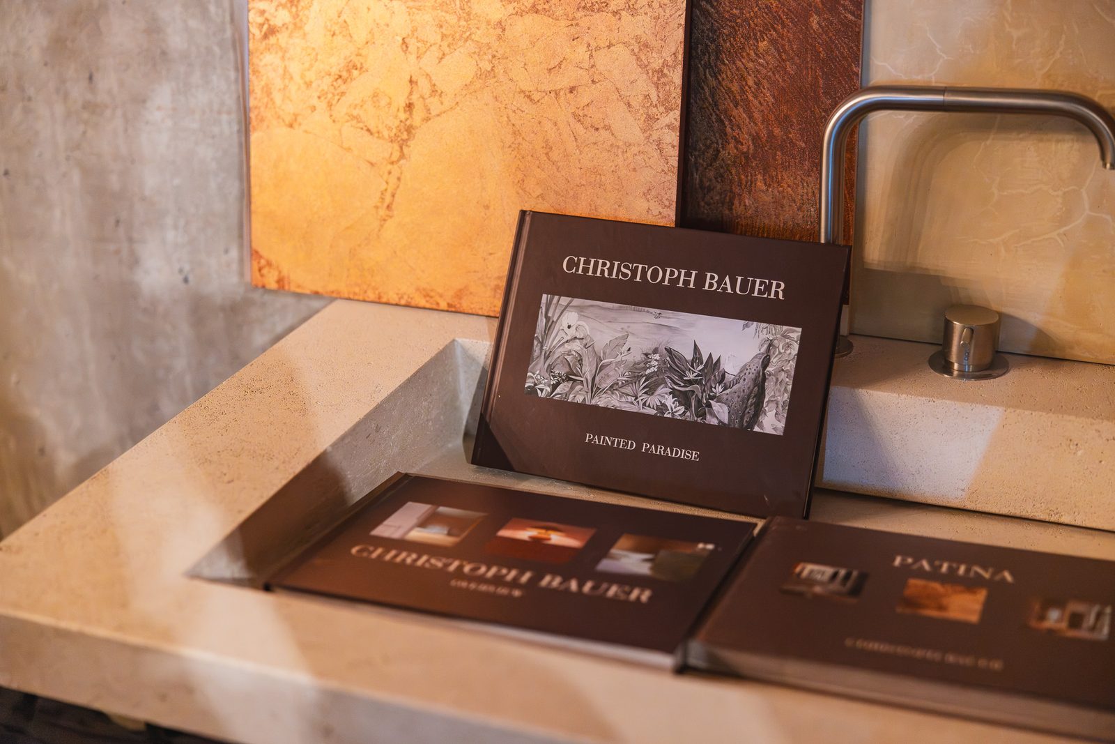 Bücher von Christoph Bauer auf einem Steintisch