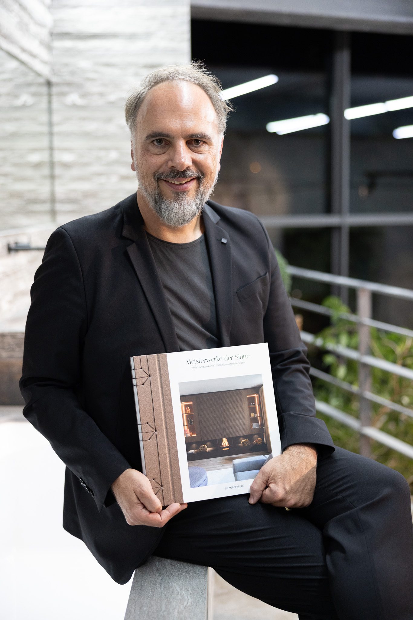 Martin Bauer mit dem Buch „Meisterwerke der Sinne“